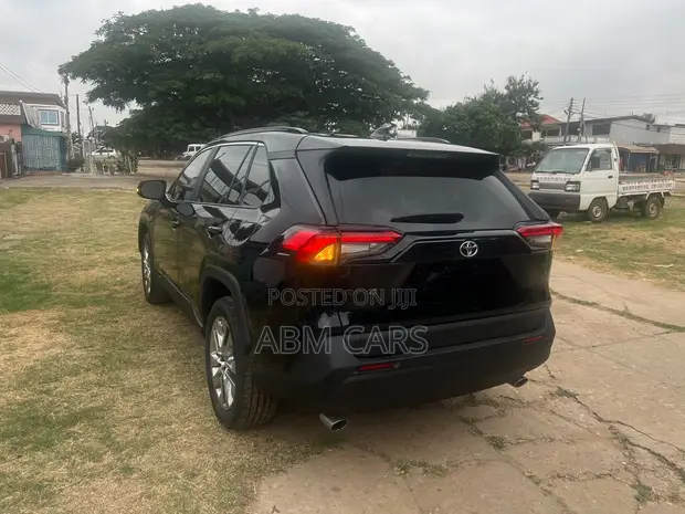 Toyota RAV4 XLE Premium 2021 Black - 1