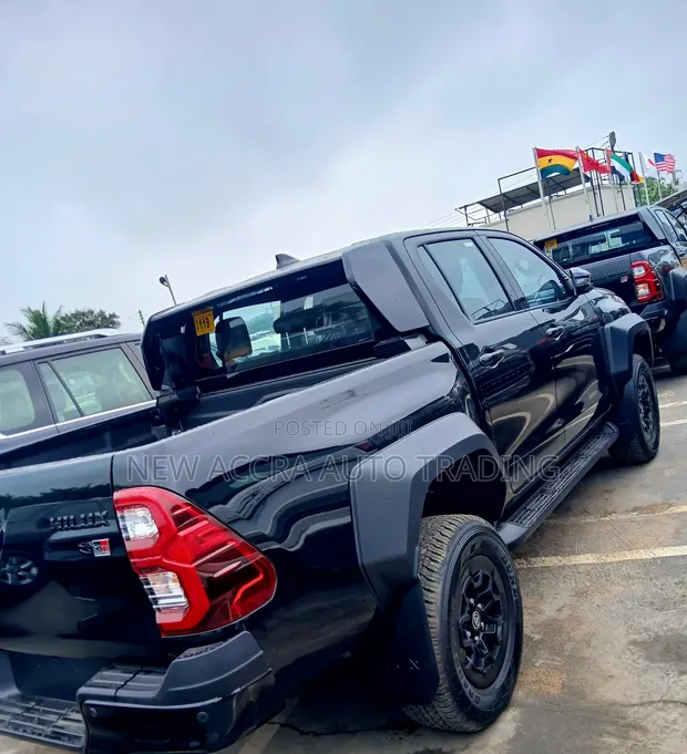New Toyota Hilux Active 2026 Black - 1