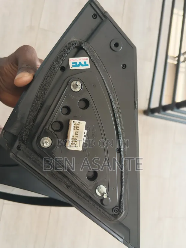 2017-2020 Hyundai Elantra Right Side Mirror - 1