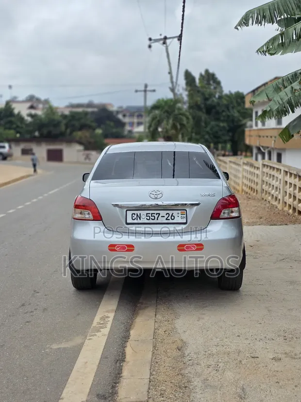 Toyota Yaris 2012 Silver - 1