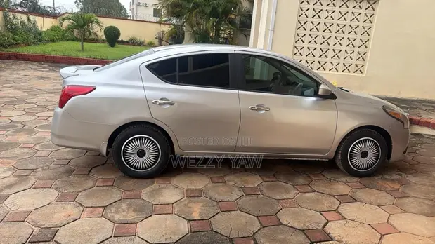 Nissan Versa 2015 Silver - 1
