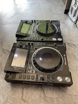 2x Pioneer CDJ-2000 Nexus 2