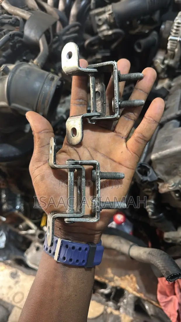 Honda HR-V Boot Hinge (2022-2024) - 1