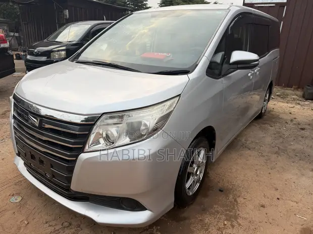 Toyota Noah 2.0 FWD (8 Seater) 2014 Silver - 1