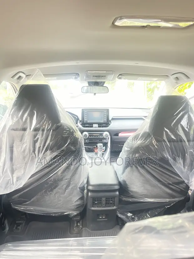 Toyota RAV4 XLE 2021 Silver - 1