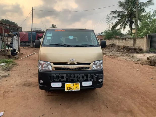 Toyota HiAce 2012 - 1
