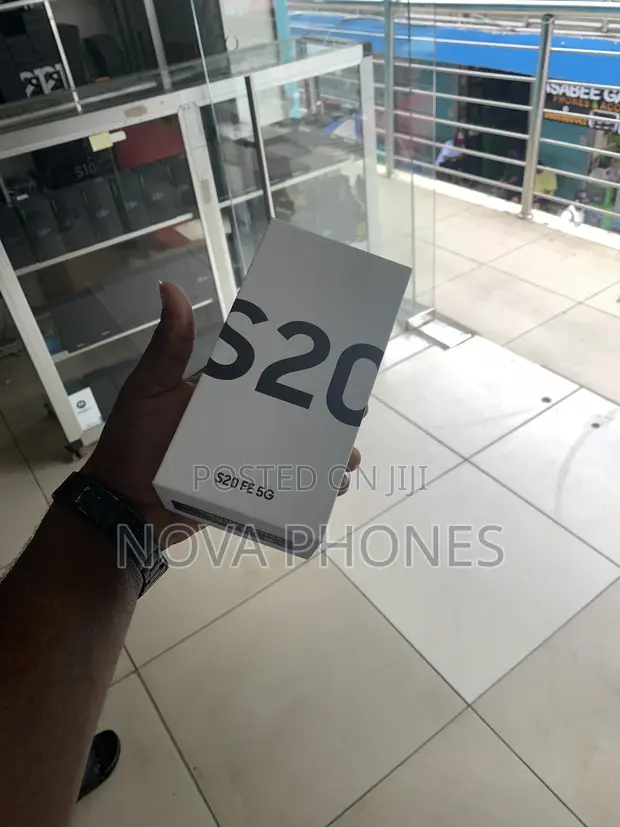 New Samsung Galaxy S20 FE 5G 256GB - 1