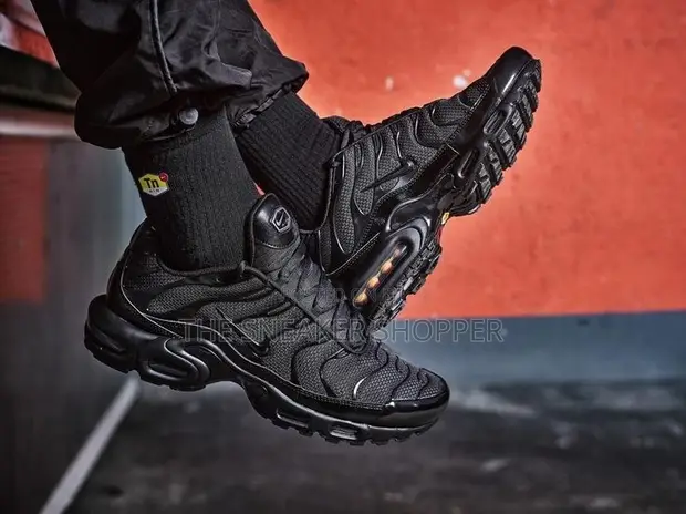 Nike Air Max Plus TN "Triple Black" - 1