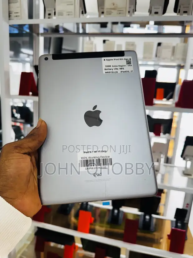 Apple iPad 9.7 32GB Gray (6th Gen) - 1