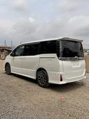 Toyota Voxy ZS Kirameki 8-Seater 2015 White