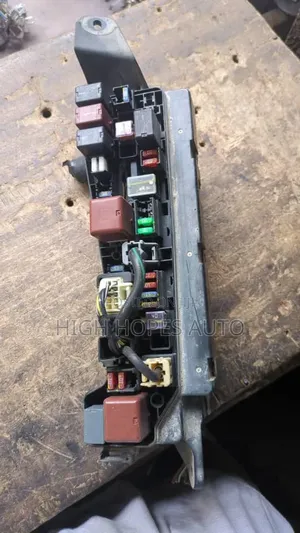 Toyota Corolla 2003-2007 Engine Fuse Board (6 Pins)