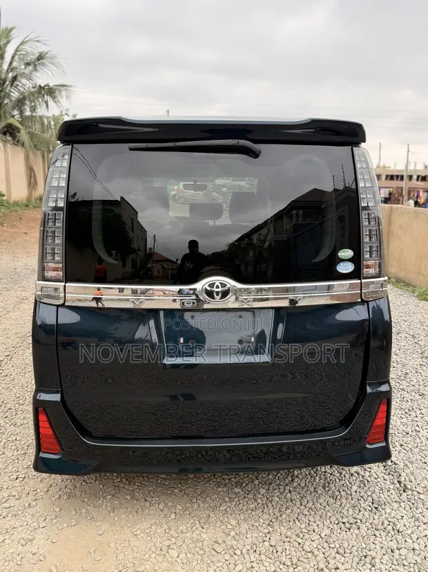 Toyota Voxy ZS Kirameki 2WD 8-Seater 2015 - 1