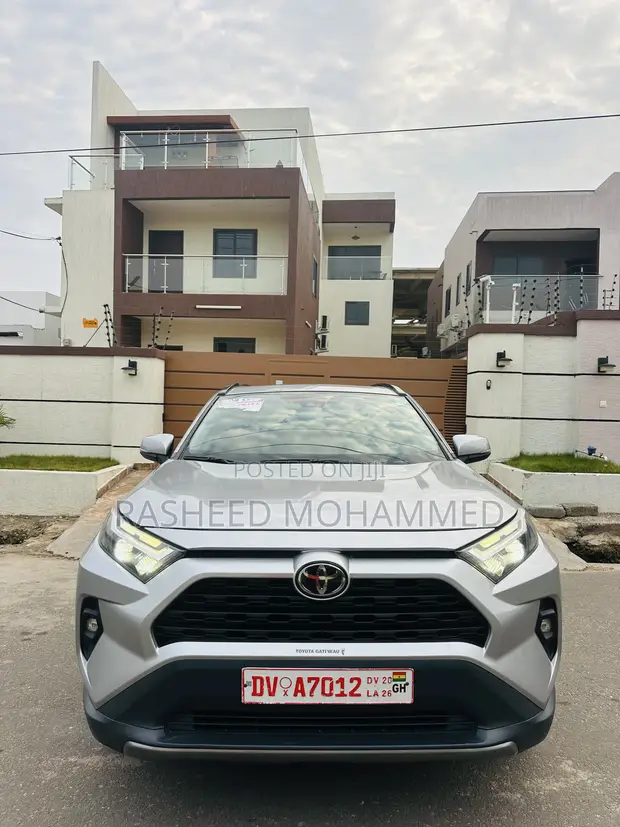Toyota RAV4 LE 2022 Silver - 1