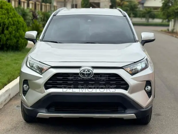 2021 Toyota RAV4 XLE Silver - 1
