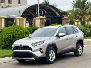 2021 Toyota RAV4 XLE Silver