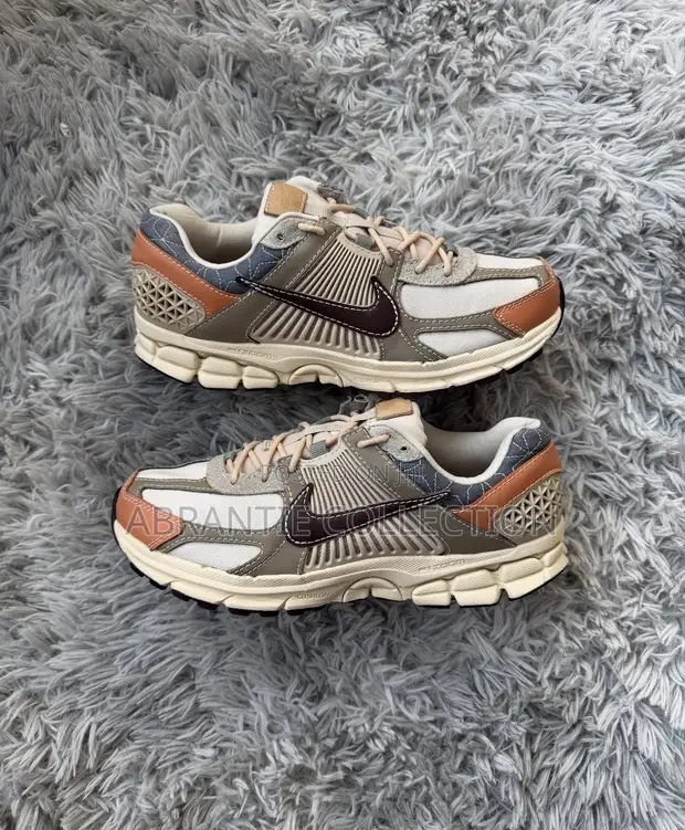 Nike Zoom Vomero 5 Trainers - 1