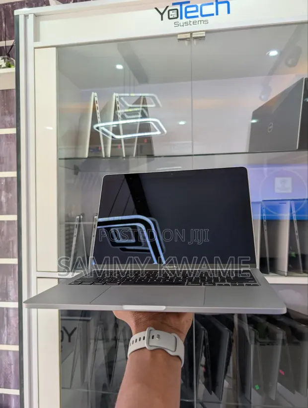 Apple MacBook Pro 2020 M1, 16GB RAM, 500GB SSD - 1