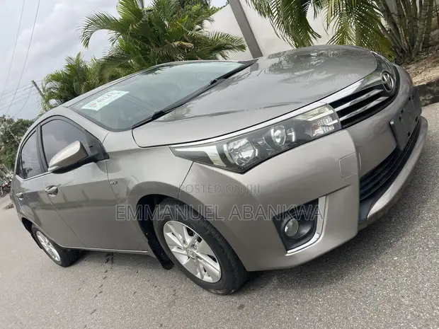 Toyota Corolla 2016 Silver - 1