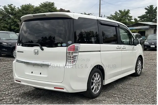 Honda Stepwgn 2012 White - 1