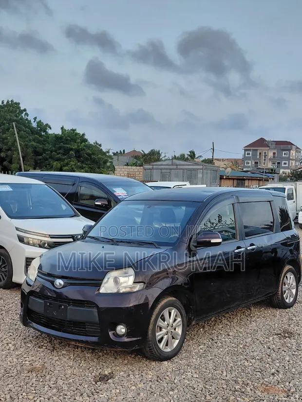 Toyota Sienta 2012 Brown - 1