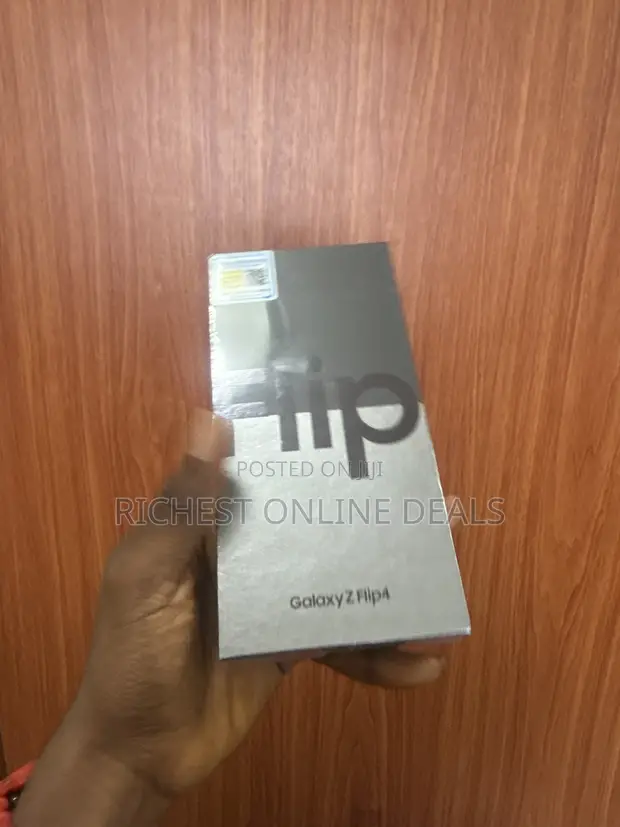 New Samsung Galaxy Z Flip4 256GB Black - 1