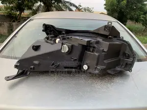 Honda CR-V Headlight (Passenger Side)