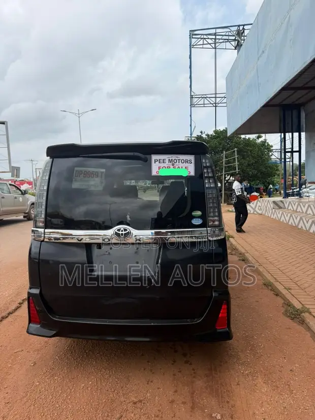 Toyota Voxy V 2WD 7-Seater 2015 Black - 1