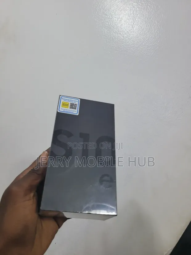 New Samsung Galaxy S10e 128GB Black - 1
