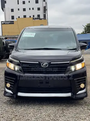 Toyota Voxy V 2WD 7-Seater 2015