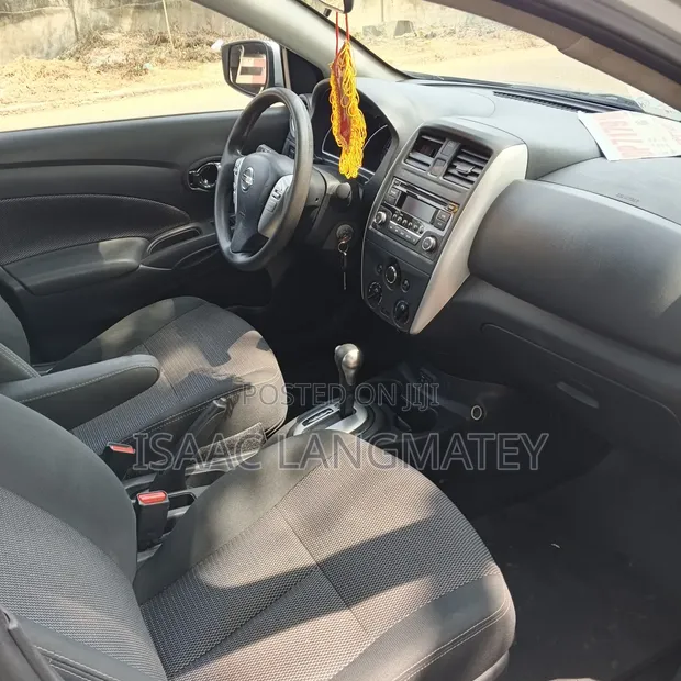 Nissan Versa 2018 Silver - 1