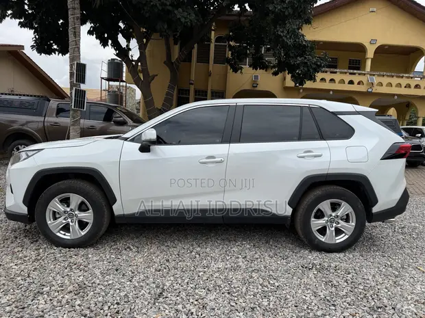Toyota RAV4 XLE 2025 White - 1