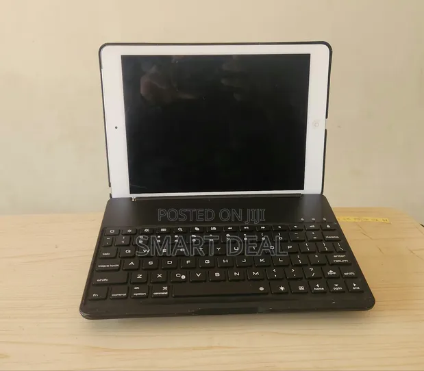Apple iPad Air 32GB White with Keyboard - 1