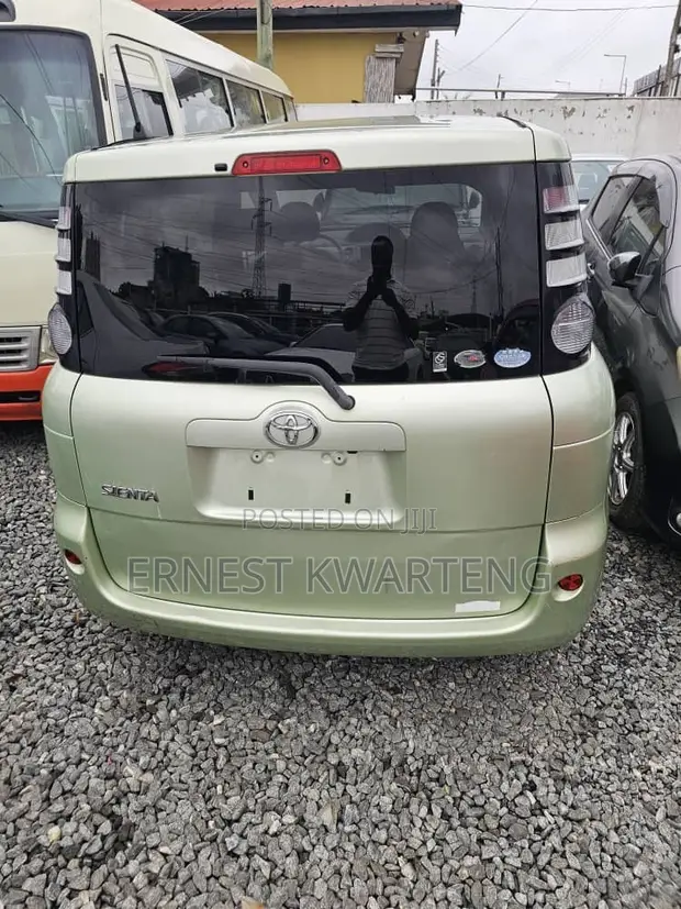 Toyota Sienta 2011 Green - 1