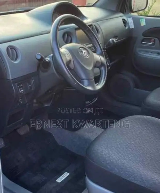 Toyota Sienta 2012 Red - 1