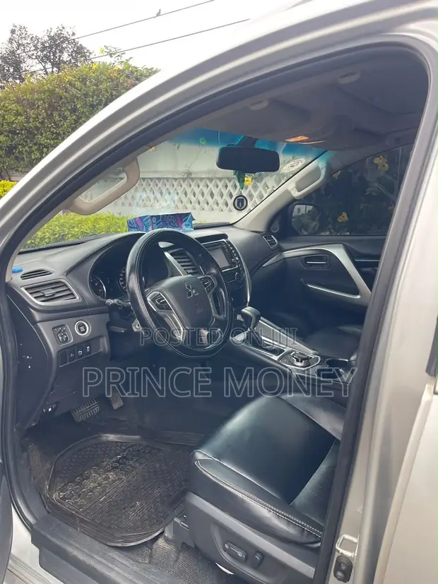 Mitsubishi Montero 2019 Silver - 1