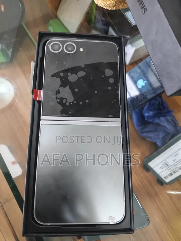 New Samsung Galaxy Z Flip5 256GB Gray - 1