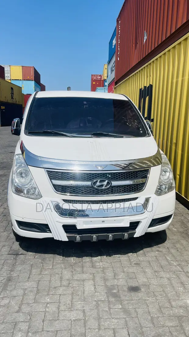 Hyundai Starex 2015 Silver - 1
