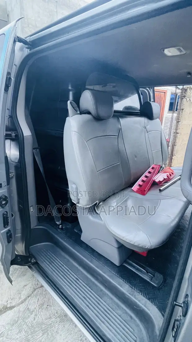 Hyundai Starex 2017 Silver - 1