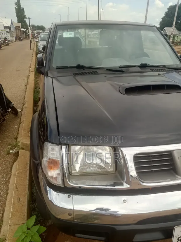 Nissan Hardbody 2011 Black - 1