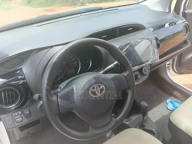 Toyota Vitz 2012 White - 1