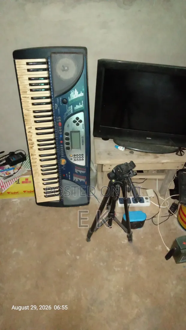 Yamaha PSR-E270 Electronic Keyboard - 1