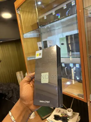 New Samsung Galaxy Z Flip 5 256GB