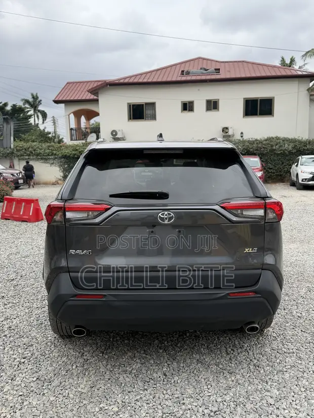 Toyota RAV4 XLE FWD 2023 Gray - 1