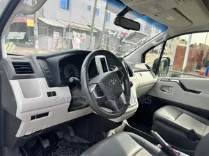Toyota HiAce 2023 GL