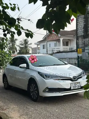 2018 Toyota Corolla XSE Hybrid White