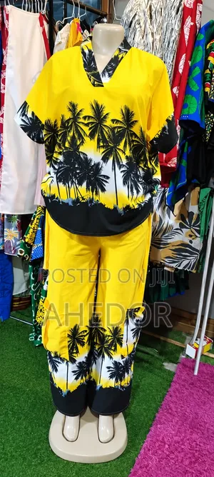 Women's Plus Size Palm Print V-Neck Tee and Joggers Set