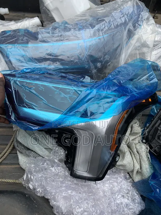 Toyota Tundra Headlights (2021-2025) - 1