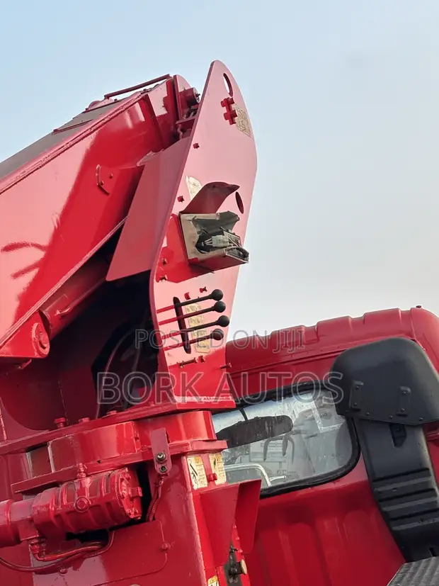 Hyundai Mighty II Crane Truck - 1