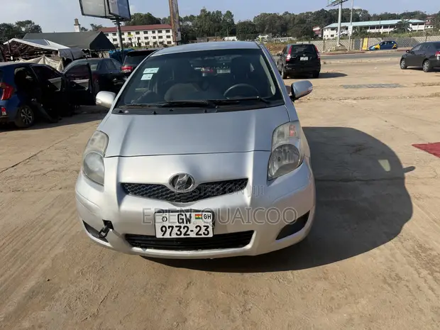 Toyota Vitz 2010 Silver - 1