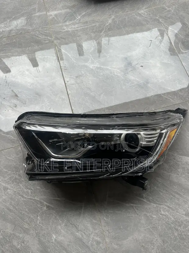 Honda CR-V Headlight (2017-2022) - 1